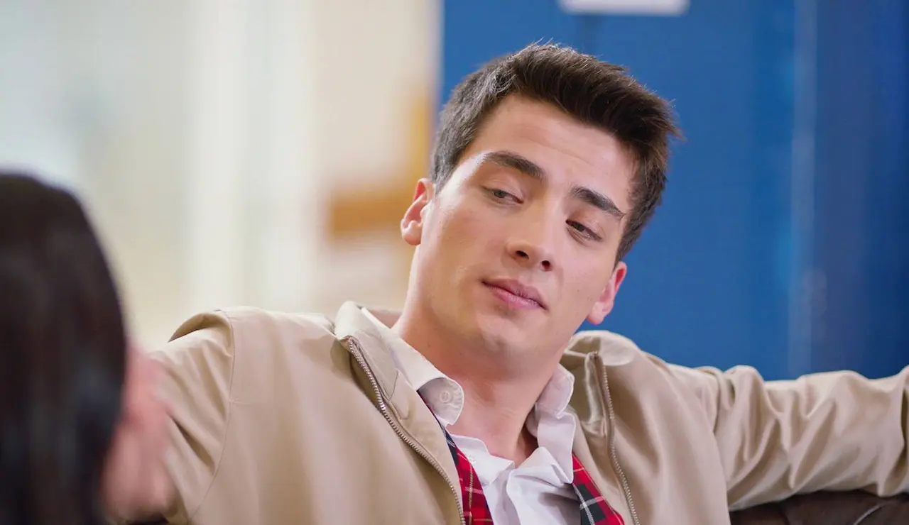 Sarp ya no puede ocultarlo por más tiempo y termina reconociendo que le gusta Cansu