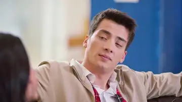 Sarp ya no puede ocultarlo por más tiempo y termina reconociendo que le gusta Cansu Sarp ya no puede ocultarlo por más tiempo y termina reconociendo que le gusta Cansu