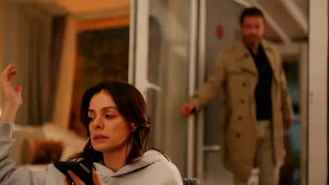 Karsu se sincera con su hermana sobre lo que siente por Bora... sin saber que él escucha toda la conversación Karsu se sincera con su hermana sobre lo que siente por Bora... sin saber que él escucha toda la conversación