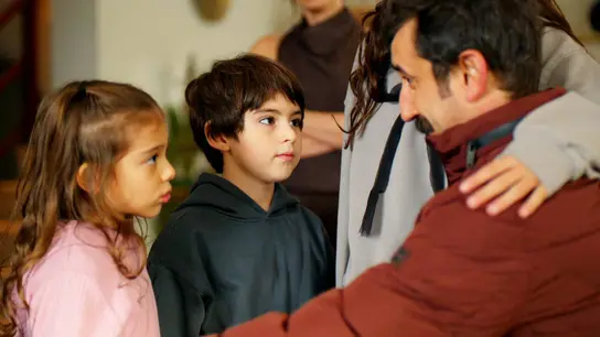 Reha se despide de sus hijos: "Os quiero mucho" Reha se despide de sus hijos: "Os quiero mucho"