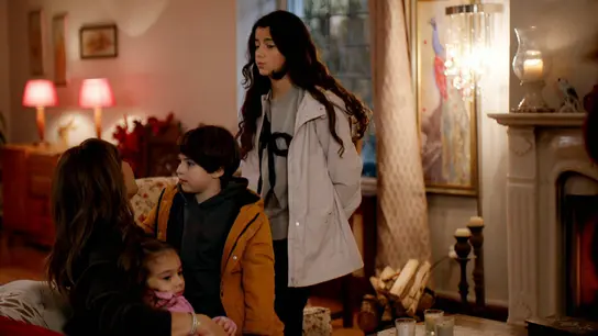 Tilsim y Selin vuelven a ver a su abuela después de mucho tiempo Tilsim y Selin vuelven a ver a su abuela después de mucho tiempo