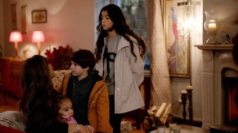 Tilsim y Selin vuelven a ver a su abuela después de mucho tiempo