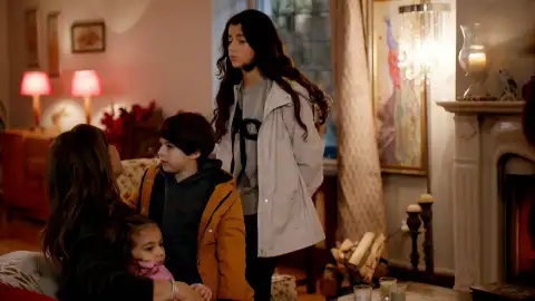 Tilsim y Selin vuelven a ver a su abuela después de mucho tiempo Tilsim y Selin vuelven a ver a su abuela después de mucho tiempo