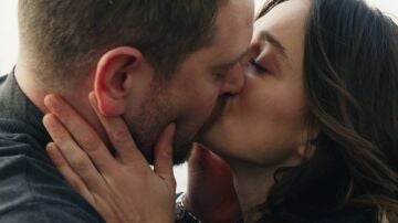 Bora se deja llevar por sus sentimientos hacia Karsu y la besa de nuevo