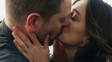 Bora se deja llevar por sus sentimientos hacia Karsu y la besa de nuevo Bora se deja llevar por sus sentimientos hacia Karsu y la besa de nuevo