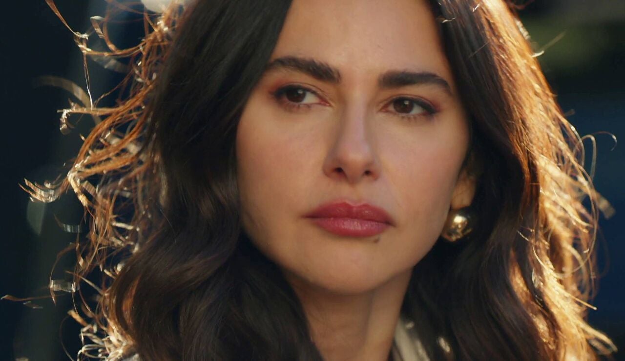 El nuevo vigilante de la urbanizaci&oacute;n donde vive Ay&ccedil;a se ofrece a llevarla al centro de la ciudad, donde ha quedado con sus amigas. Durante el trayecto, la joven no puede evitar fijarse en &eacute;l y empiezan a surgir las dudas: &iquest;ha perdido Ay&ccedil;a el inter&eacute;s por Bora?