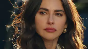 El nuevo vigilante de la urbanización donde vive Ayça se ofrece a llevarla al centro de la ciudad, donde ha quedado con sus amigas. Durante el trayecto, la joven no puede evitar fijarse en él y empiezan a surgir las dudas: ¿ha perdido Ayça el interés por Bora? El nuevo vigilante de la urbanización donde vive Ayça se ofrece a llevarla al centro de la ciudad, donde ha quedado con sus amigas. Durante el trayecto, la joven no puede evitar fijarse en él y empiezan a surgir las dudas: ¿ha perdido Ayça el interés por Bora?