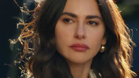 El nuevo vigilante de la urbanización donde vive Ayça se ofrece a llevarla al centro de la ciudad, donde ha quedado con sus amigas. Durante el trayecto, la joven no puede evitar fijarse en él y empiezan a surgir las dudas: ¿ha perdido Ayça el interés por Bora? El nuevo vigilante de la urbanización donde vive Ayça se ofrece a llevarla al centro de la ciudad, donde ha quedado con sus amigas. Durante el trayecto, la joven no puede evitar fijarse en él y empiezan a surgir las dudas: ¿ha perdido Ayça el interés por Bora?