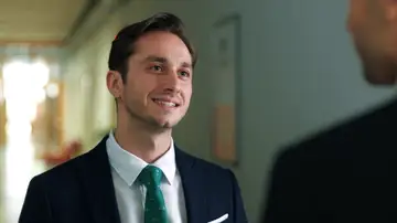 Secretos de familia - Efe es uno de los fiscales más jóvenes de los juzgados. Secretos de familia - Efe es uno de los fiscales más jóvenes de los juzgados.