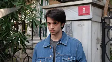 Secretos de familia - Çinar es el hermano de Ilgaz y el joven acusado de asesinato, aunque él asegura que es inocente. Secretos de familia - Çinar es el hermano de Ilgaz y el joven acusado de asesinato, aunque él asegura que es inocente.