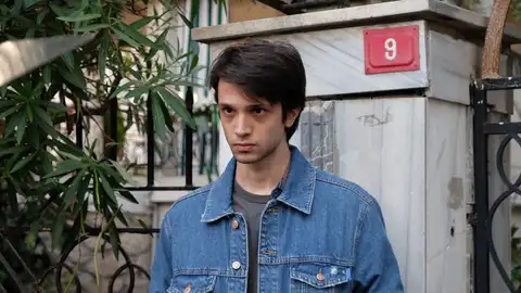 Secretos de familia - Çinar es el hermano de Ilgaz y el joven acusado de asesinato, aunque él asegura que es inocente. Secretos de familia - Çinar es el hermano de Ilgaz y el joven acusado de asesinato, aunque él asegura que es inocente.