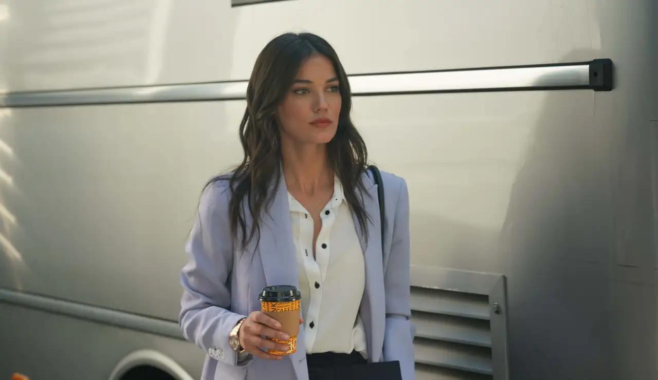 Secretos de familia - Ceylin Erguvan la joven abogada elegida por Ilgaz para demostrar la inocencia de su hermano Çerin