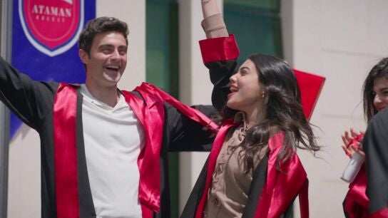 Hermanos - Graduaci&oacute;n en el Ataman: los Eren y sus amigos terminan sus estudios