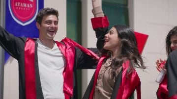 Hermanos - Graduaci&oacute;n en el Ataman: los Eren y sus amigos terminan sus estudios