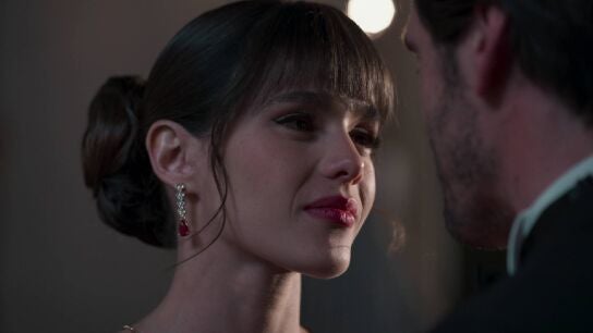 Velvet el nuevo imperio - Ana y Alberto entran al desfile juntos y de la mano