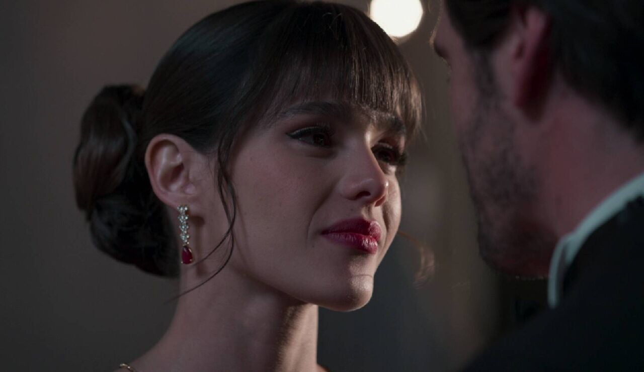 Velvet el nuevo imperio - Ana y Alberto entran al desfile juntos y de la mano