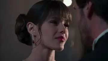 Velvet el nuevo imperio - Ana y Alberto entran al desfile juntos y de la mano Velvet el nuevo imperio - Ana y Alberto entran al desfile juntos y de la mano