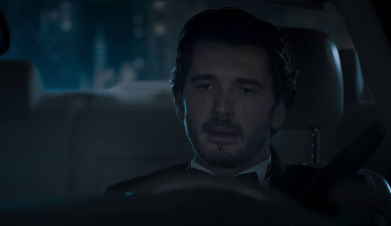 Velvet el nuevo imperio - Ana y Alberto sufren un accidente mientras iban al aeropuerto