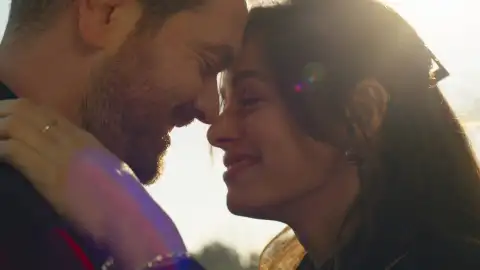 Bora está locamente enamorado de Karsu y le preparada una sorpresa inolvidable Bora está locamente enamorado de Karsu y le preparada una sorpresa inolvidable