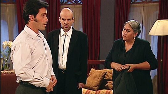 La convivencia en la hacienda Elizondo se vuelve insostenible para Malcolm y Carmela