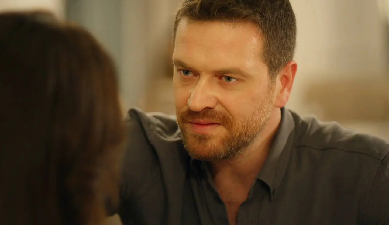 Bora sorprende a Karsu al hablar abiertamente de boda y la deja en shock