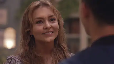 Leona conoce a Benjamín, sin saber que es su hijo Leona conoce a Benjamín, sin saber que es su hijo