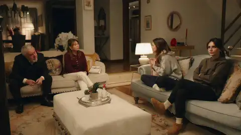 Filiz se molesta con Karsu por ocultarle su boda con Bora Filiz se molesta con Karsu por ocultarle su boda con Bora