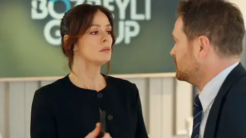 Karsu le confiesa a Bora que se ha discutido acaloradamente con su madre Karsu le confiesa a Bora que se ha discutido acaloradamente con su madre