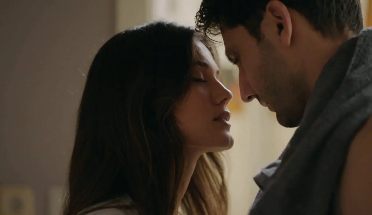 Secretos de familia - Ilgaz y Ceylin están a punto de besarse