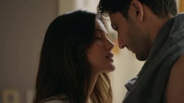 Secretos de familia - Ilgaz y Ceylin est&aacute;n a punto de besarse