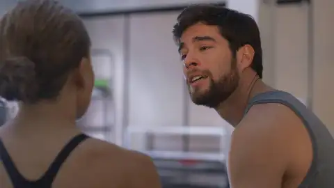 Adrián revela a Leona que sus hijos siguen con vida, pero calla la verdad sobre uno de ellos Adrián revela a Leona que sus hijos siguen con vida, pero calla la verdad sobre uno de ellos