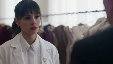 Velvet el nuevo imperio - Ana se echa a llorar en brazos de su tío Velvet el nuevo imperio - Ana se echa a llorar en brazos de su tío