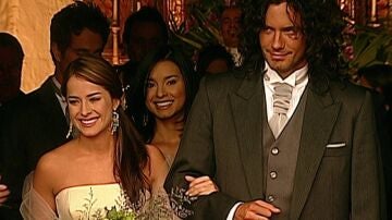 Pasi&oacute;n de gavilanes - Juan y Norma salen de la iglesia como marido y mujer &iexcl;mientras D&iacute;nora dispara en otra boda!