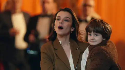 Una invitada no deseada irrumpe en la recepción de boda de Bora y Karsu Una invitada no deseada irrumpe en la recepción de boda de Bora y Karsu