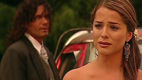 Pasi&oacute;n de gavilanes - Norma sale de su boda a comprobar que su madre est&aacute; bien