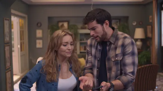 El amor invencible - Mientras Gael pide a su padre que Leona vuelva a trabajar en la casa, cosa que no está siendo nada fácil, la pareja de Gael se vuelve loca buscando a Oliver. Nadie lo encuentra y ella misma se enfada pensando que por qué el niño está tan obsesionado con esa mujer. Además, dejo una nota diciendo que si Leopna no regresa no lo volverán a ver. Leona informa a Gael de que ha recibido una llamada de unas personas que tienen a Oliver y deben de entregarle una gran cantidad de dinero a cambio de su su vida. Un dinero que ni Leona ni Adrián tienen, por lo que acuden a Gael para que complete su parte del dinero. El amor invencible - Mientras Gael pide a su padre que Leona vuelva a trabajar en la casa, cosa que no está siendo nada fácil, la pareja de Gael se vuelve loca buscando a Oliver. Nadie lo encuentra y ella misma se enfada pensando que por qué el niño está tan obsesionado con esa mujer. Además, dejo una nota diciendo que si Leopna no regresa no lo volverán a ver. Leona informa a Gael de que ha recibido una llamada de unas personas que tienen a Oliver y deben de entregarle una gran cantidad de d...