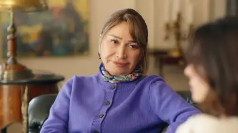 Filiz intenta animar a Karsu sin mucho éxito Filiz intenta animar a Karsu sin mucho éxito