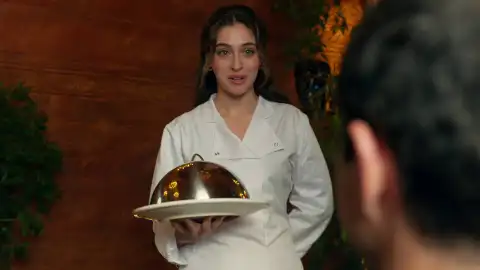 Ela despierta el interés de Civan Ela despierta el interés de Civan