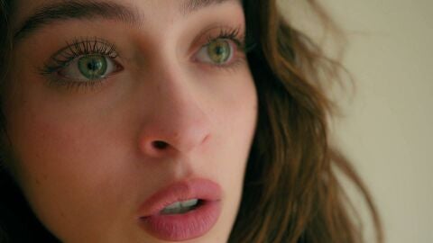 Ela ve desnudo de cintura para arriba a Civan y descubre que tiene una cicatriz en su espalda idéntica a la de su amigo de la infancia, Cino.