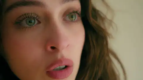 Ela ve desnudo de cintura para arriba a Civan y descubre que tiene una cicatriz en su espalda idéntica a la de su amigo de la infancia, Cino. Ela ve desnudo de cintura para arriba a Civan y descubre que tiene una cicatriz en su espalda idéntica a la de su amigo de la infancia, Cino.