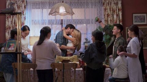 Inesperada declaraci&oacute;n de amor de David a Leona frente a sus familiares 