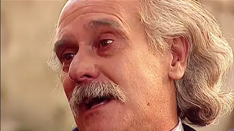 Martín, desterrado de su propia casa tras la llegada de Dínora a la hacienda Elizondo Martín, desterrado desu propia casa tras la llegada de Dínora a la hacienda Elizondo