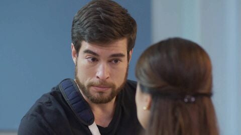 David sorprende a Leona con una romántica pedida de mano... y ella dice sí 