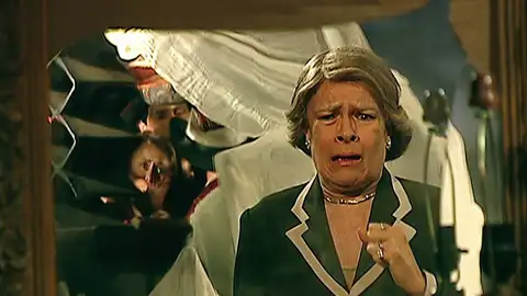 Raquel descubre que Gabriela está retenida contra su voluntad en su propia casa Raquel descubre que Gabriela está retenida contra su voluntad en su propia casa Raquel descubre que Gabriela está retenida contra su voluntad en su propia casa