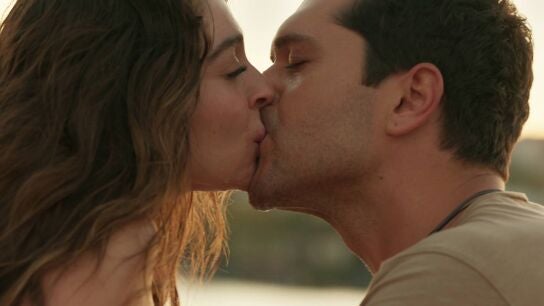 Civan y Ela se dejan llevar y se dan su primer beso