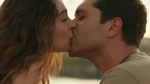 Civan y Ela se dejan llevar y se dan su primer beso Civan y Ela se dejan llevar y se dan su primer beso