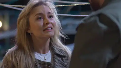 Leona descubre que Benjamín es su hijo y rompe con David al descubrir que él lo sabía Leona descubre que Benjamín es su hijo y rompe con David al descubrir que él lo sabía