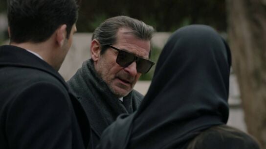 Secretos de familia - Yekta se presenta en el funeral de Zafer y Ceylin lo echa