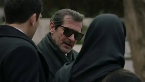 Secretos de familia - Yekta se presenta en el funeral de Zafer y Ceylin lo echa Secretos de familia - Yekta se presenta en el funeral de Zafer y Ceylin lo echa