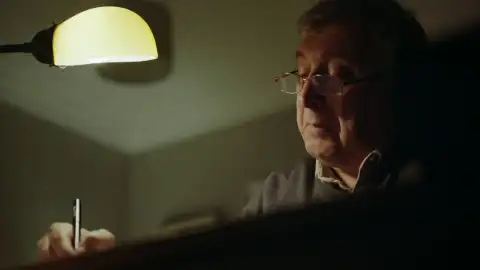 Secretos de familia - Metin escribe una carta de despedida a su familia Secretos de familia - Metin escribe una carta de despedida a su familia